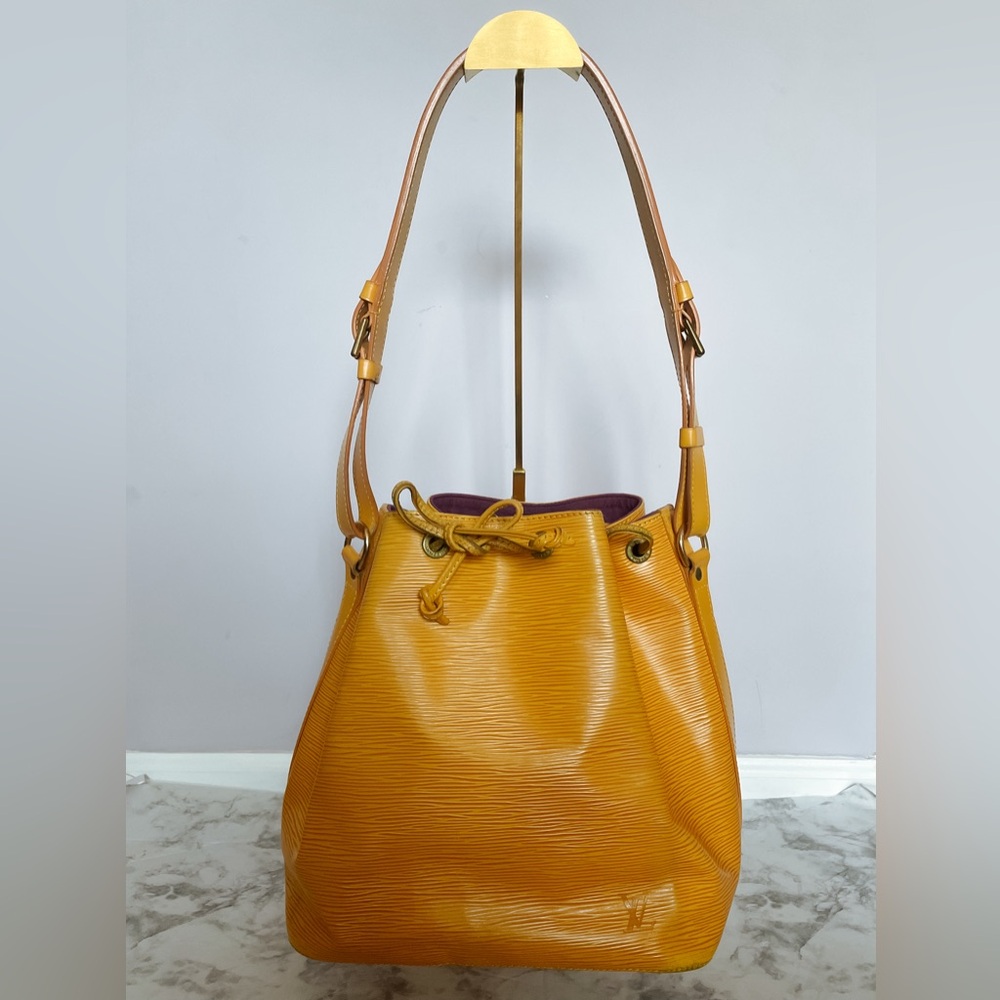 HOST PICK! Louis Vuitton Epi Noe Bucket Bag. Gorg Fall Color. Quiet Luxury! - Picture 2 of 16